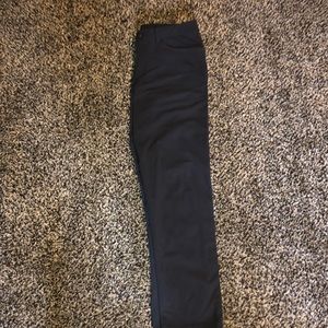 Lululemon ABC Classic-Cut Warpstream (never worn)